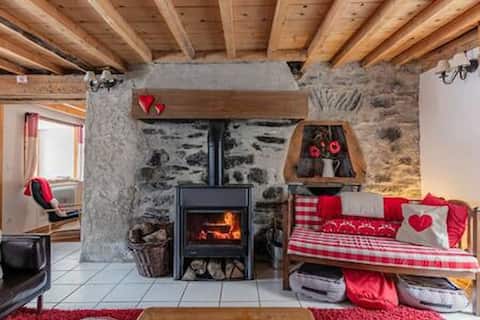 Sleeps 35 in three gîtes with pool
