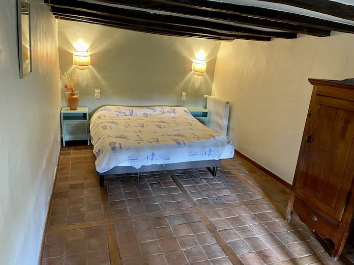 El primer dormitorio de la planta baja y su cama doble de 160 cm