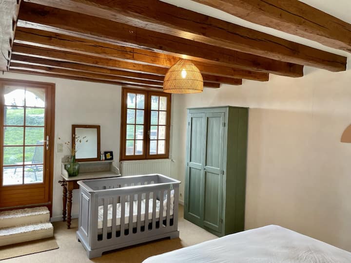 El tercer dormitorio de la planta baja, su cama doble de 160 cm y su cuna