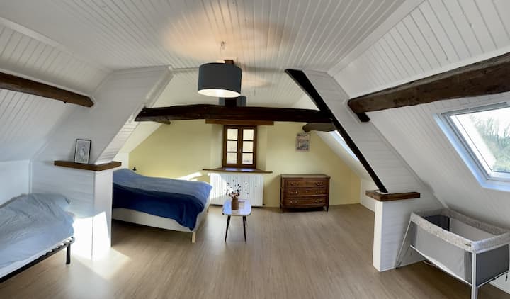 La quinta y muy grande habitación con su cama de 160 cm, 2 camas individuales de 90 cm y una cuna 