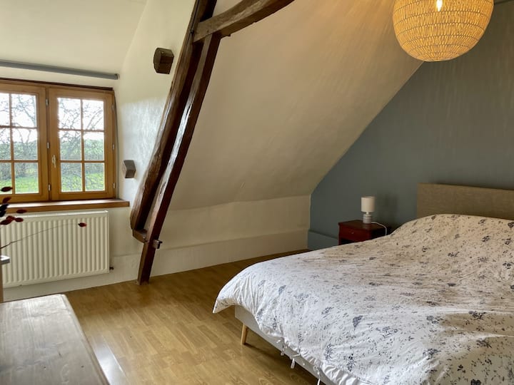 El cuarto dormitorio situado en el piso de arriba y su cama doble de 160 cm