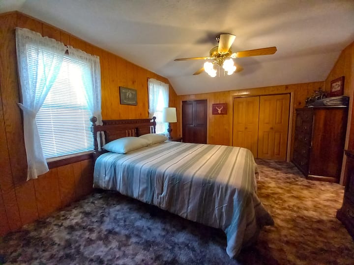 Спална соба на горниот кат со брачен душек.