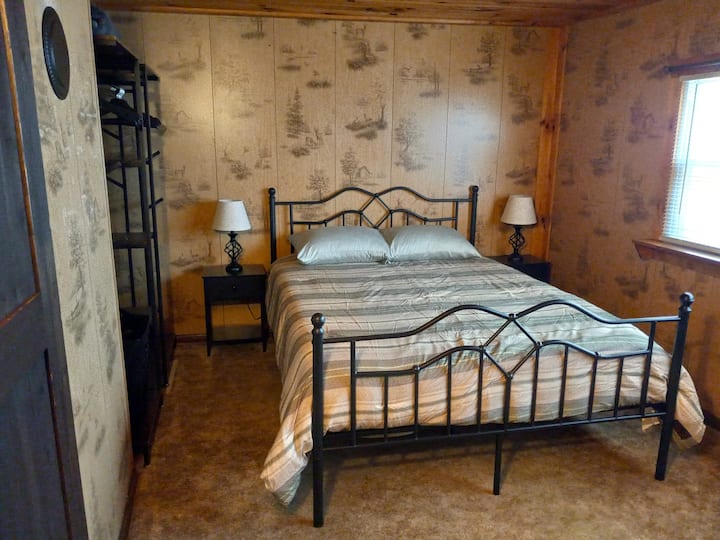 Спална соба на долниот кат со брачен душек.