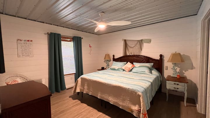 主卧室配备加大双人床。