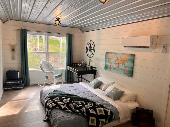 3号卧室位于二楼，配备加大双人床。