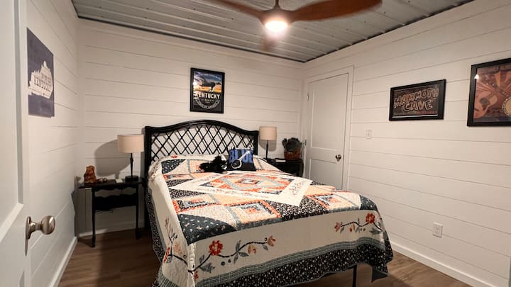 肯塔基5号卧室配有标准双人床。