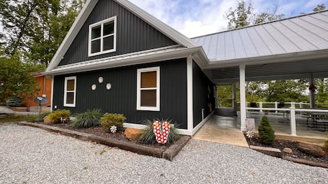 Lazy Daisy-Waterfront Lake House