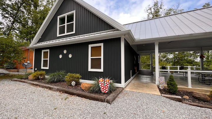 Lazy Daisy-Waterfront Lake House