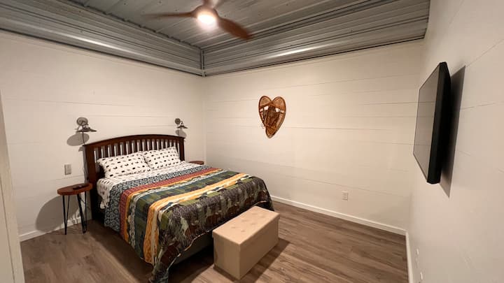 阿拉斯加卧室# 4 ，配有标准双人床。