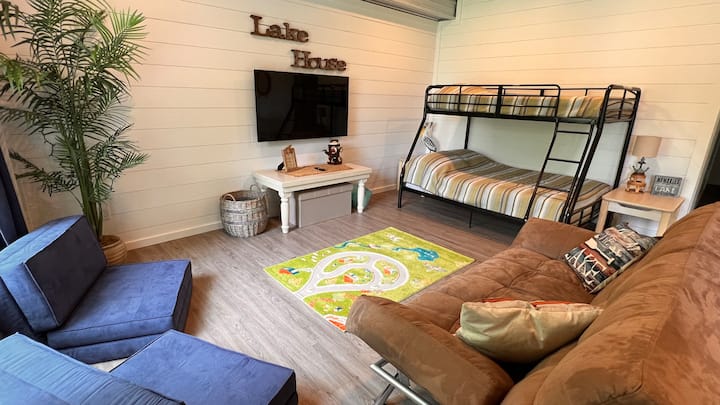 配备全尺寸/双层床、全尺寸日式床垫和地板床/靠垫。