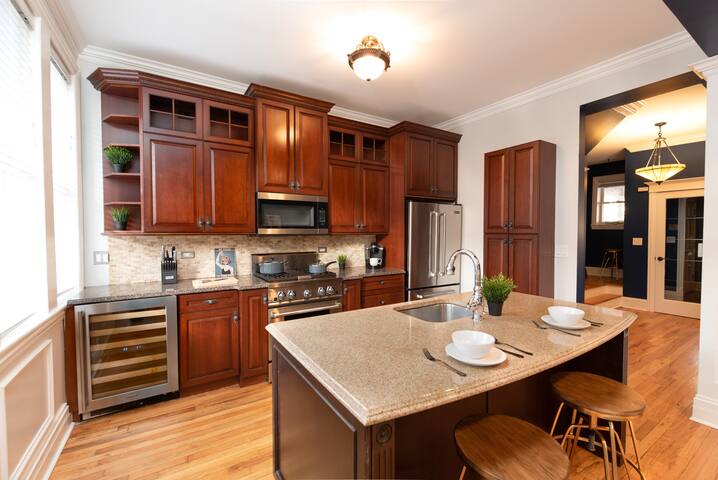 Stylish 3BD House 3min walk WrigleyField/Free Prkg gallery image 2