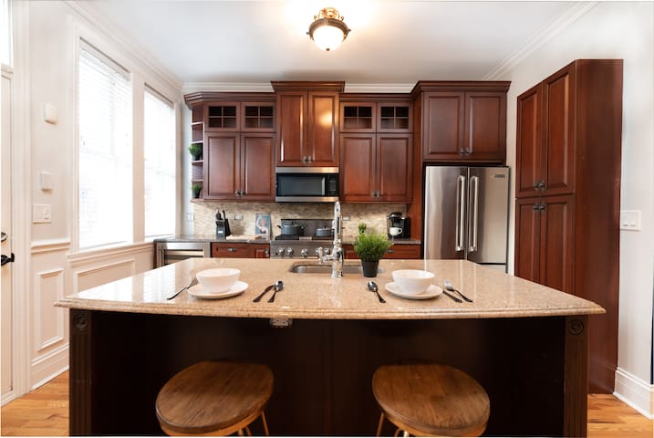 Entire Cubby Blue House – Wrigley ~Free Parking gallery image 4