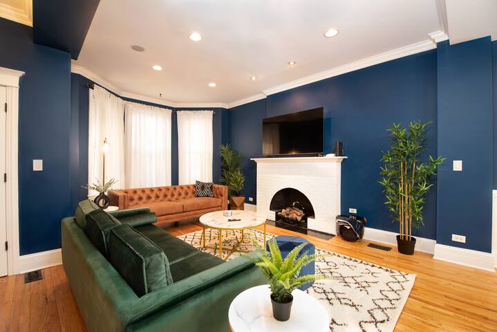Entire Cubby Blue House – Wrigley ~Free Parking gallery image 2