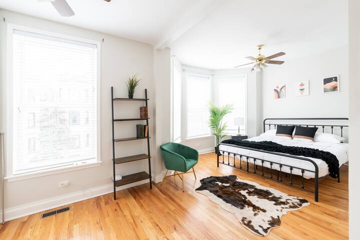 Stylish 3BD House 3min walk WrigleyField/Free Prkg gallery image 4