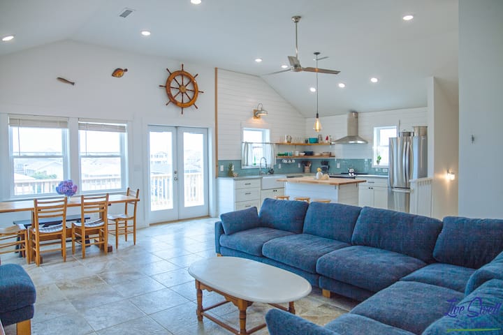 Dhomë fantastike me tavane të harkuara, në katin e sipërm. 