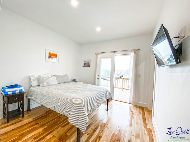 Dhoma e gjumit 2 (niveli mesatar)

Veçoritë:
Krevat dopio "Queen"
Qasje në verandë
Televizor me transmetim
Dyshemeja prej druri të fortë 
Qasje e drejtpërdrejtë në banjë