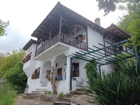 Traditional villa in Karitsa, view to the Aegean