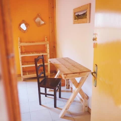 A Barraka: Orange Room