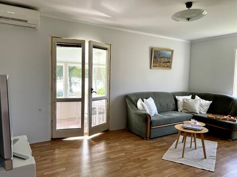 Successful Airbnb property: Cottage right on the lake in Högsby