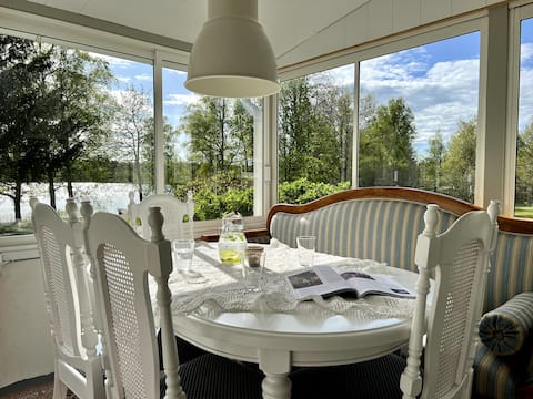 Cottage right on the lake