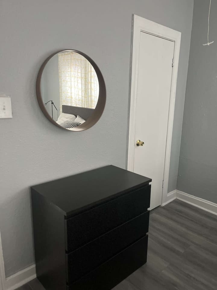 Un armario pequeño para guardar las cosas. 