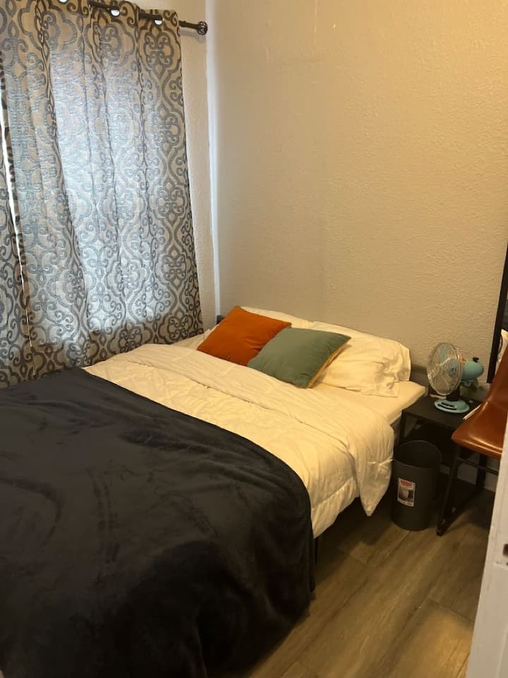 Cama tamaño queen para tu estancia cómoda. 