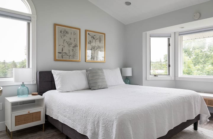 ห้องนอนพร้อมเตียงคิงไซส์ที่สะดวกสบาย