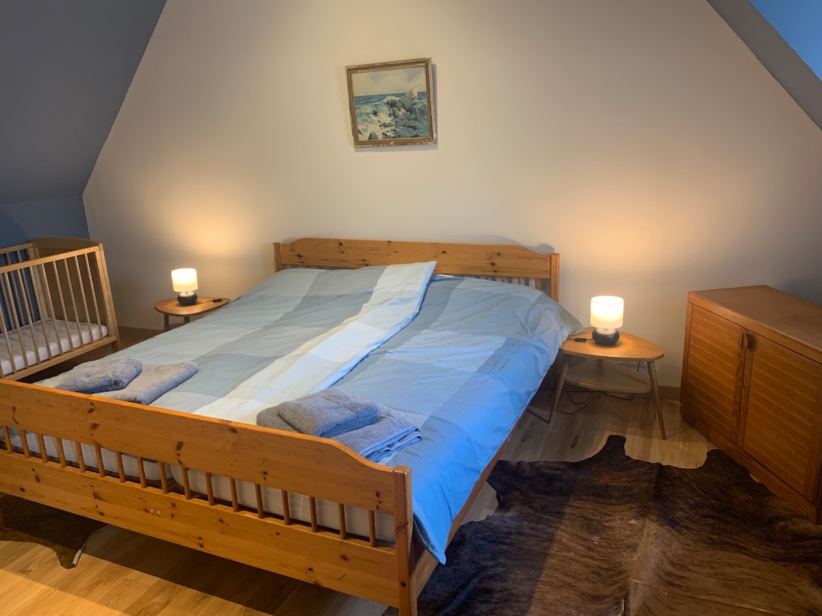 חדר כחול גדול בבניין החיצוני. 