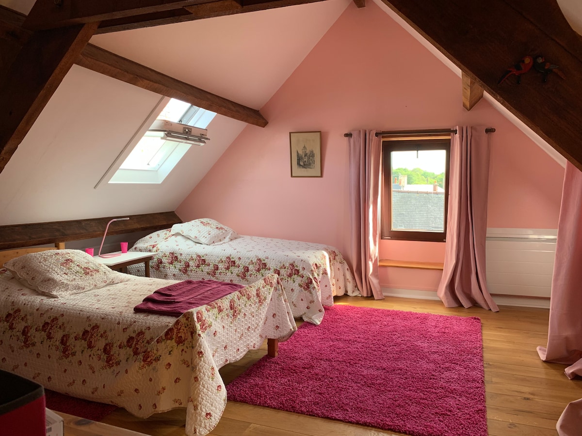 חדר ורוד בבית הגדול. 