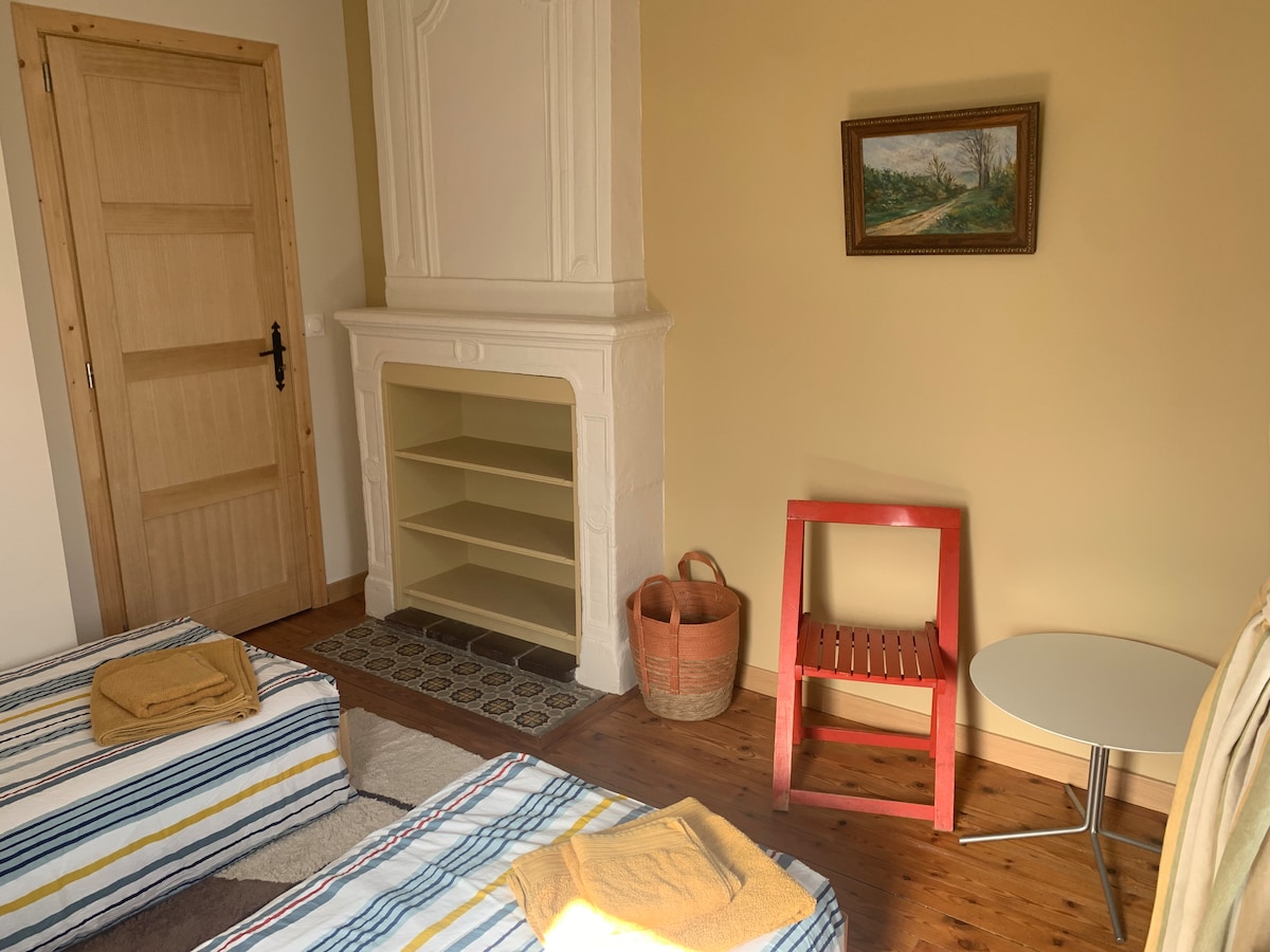 חדר שינה בז' בבניין החיצוני עם שתי מיטות 