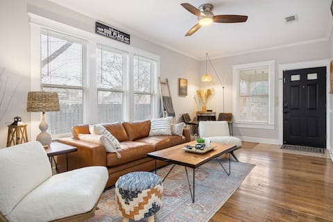 Top Airbnb: Charming 3bdrm home - 4 min walk to Town Square! in Georgetown
