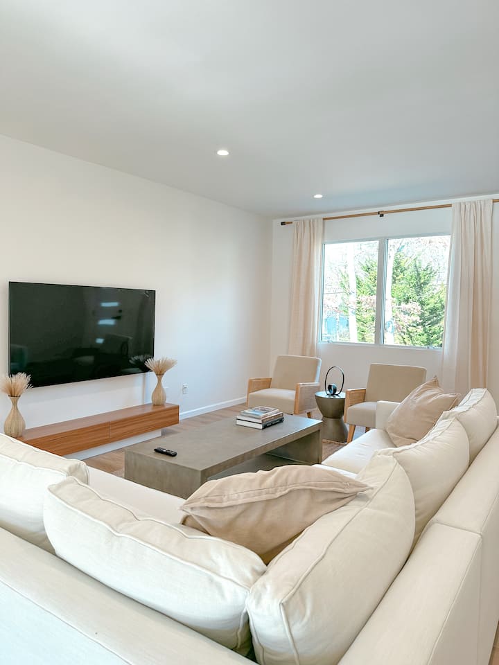 Contemporary East Hampton 4 Bedroom, Pool - East Hampton, NY