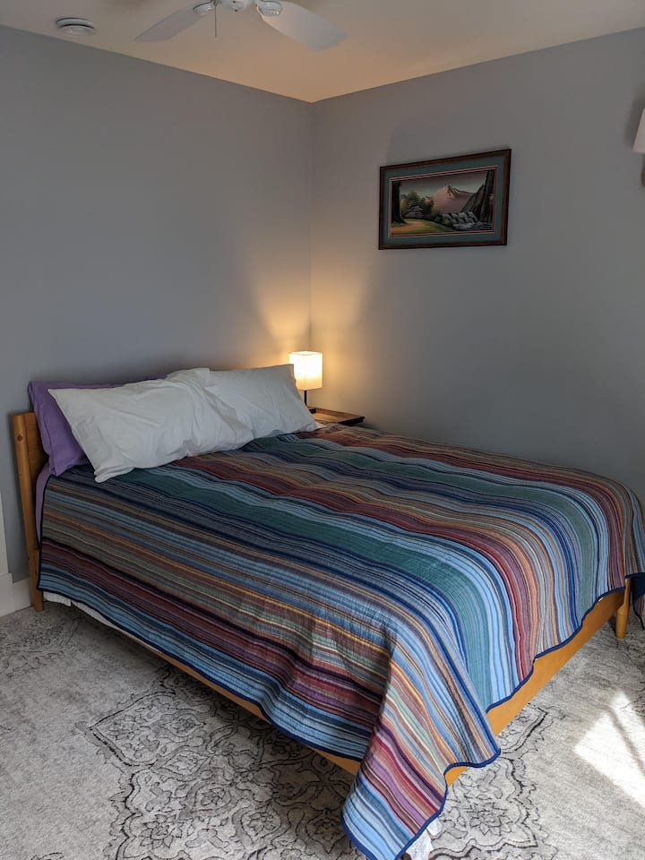 Një krevat tjetër dopio "queen" në dhomën tonë të tretë të gjumit.