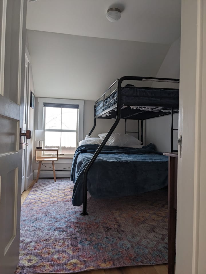 Dhoma jonë e katërt e gjumit ka një krevat marinari me një dyshek të plotë poshtë dhe një krevat dopio lart.