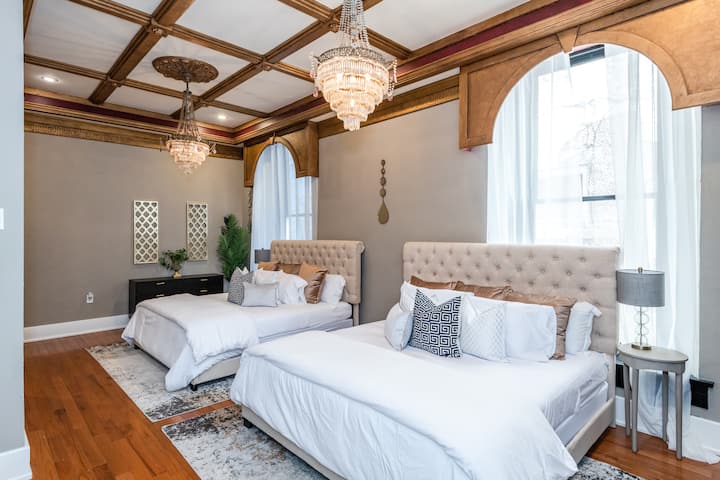 Dhomë e madhe me llambadarë të bukur dhe 2 krevate dopio "king"