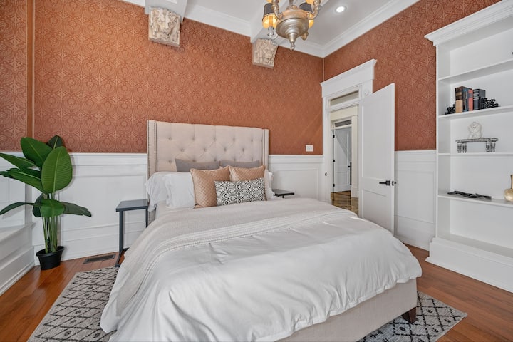 Krevat dopio "queen" me pamje historike nga rafti i librave