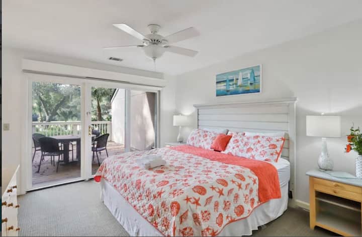 ケーブルテレビとキングサイズベッドを備えたマスターベッドルーム。