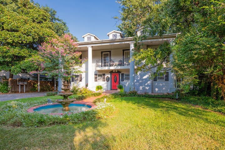 The Azalea Main House, central, King beds, 2 acres