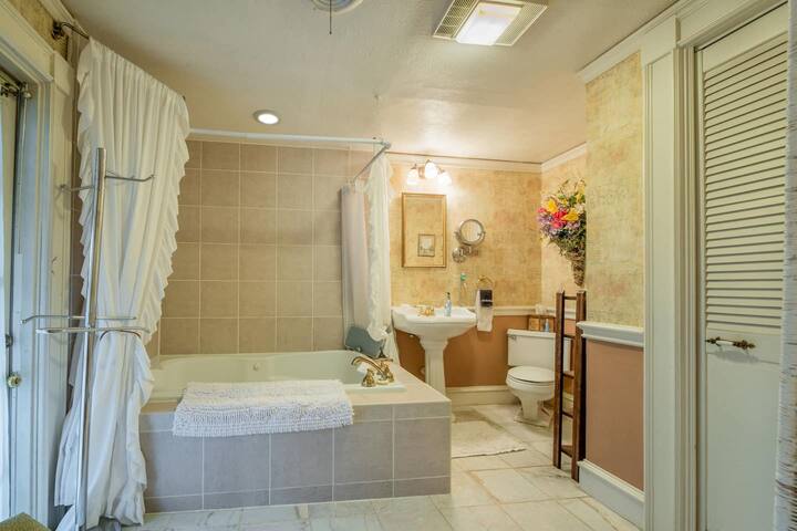 The Azalea Main House, central, King beds, 2 acres gallery image 4