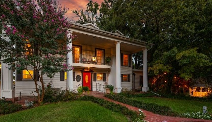 The Azalea Main House, central, King beds, 2 acres gallery image 2