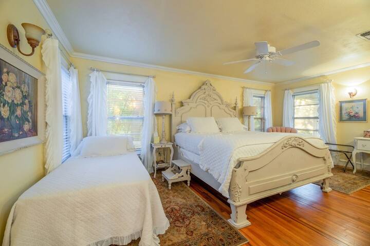 The Azalea Main House, central, King beds, 2 acres gallery image 3