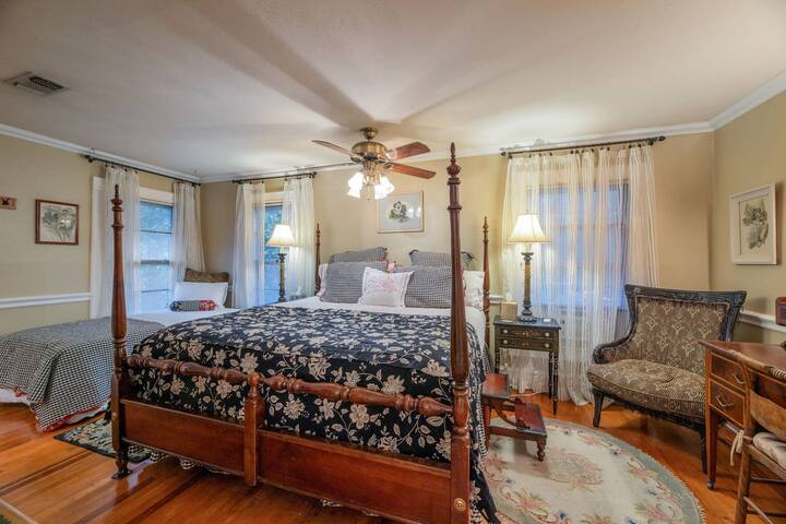 The Azalea Main House, central, King beds, 2 acres gallery image 5