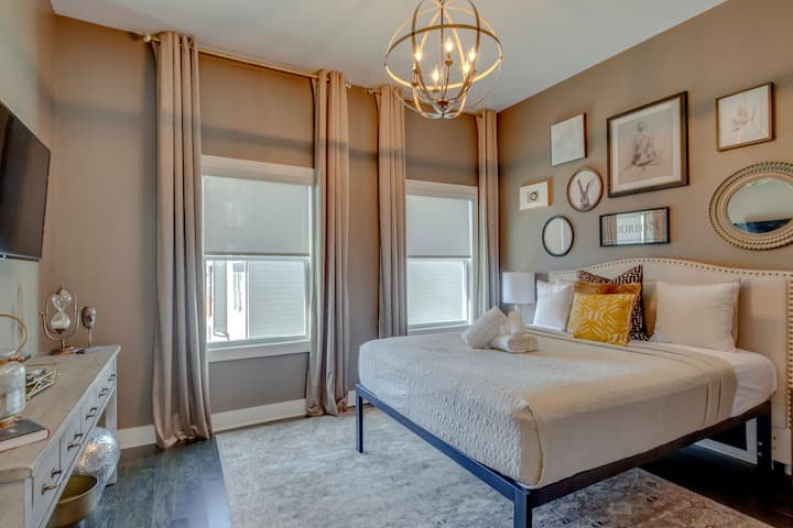 Chumba cha kulala kilicho na runinga ya skrini bapa 