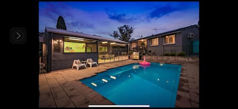 Canberra Resort:Pool, Spa, Sauna & Alfresco Dining