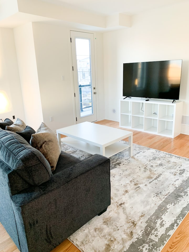Spacious & Modern Townhome - Bowmanville