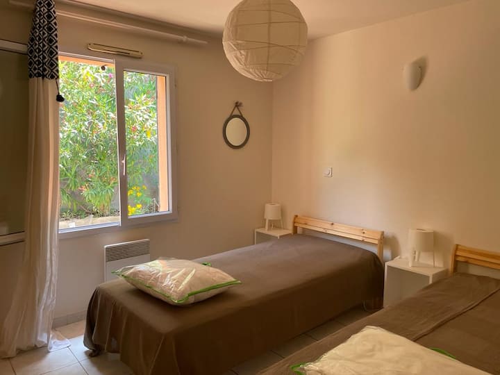 chambre 2 lits single - étagère - vue sur jardin