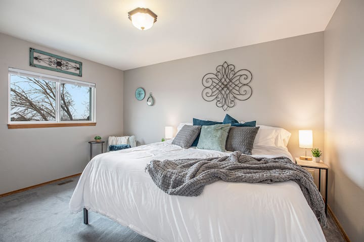 Druhá spálňa s manželskou posteľou na poschodí. Všetky matrace sú úplne nové! Táto izba má skvelý výhľad na mestské svetlá a cez cestu cez cestu cez cestu. 