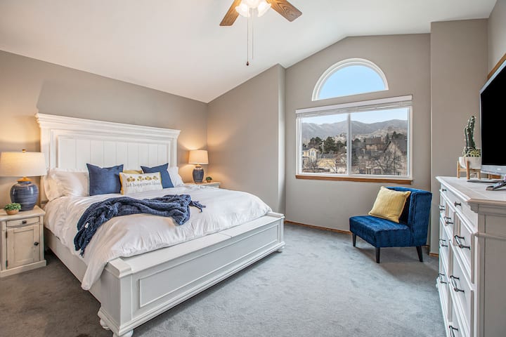 Hlavná spálňa s manželskou posteľou King na poschodí s nádherným výhľadom na Pikes Peak a podhorie s vlastnou kúpeľňou.  