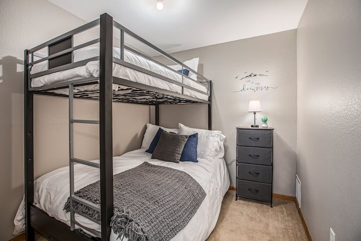 Dvojča v suteréne nad plnou poschodovou posteľou, ktorá sa počas dňa mení na futón. Naše deti milujú túto izbu a pýtali sa, či by tam mohla byť miesto! 