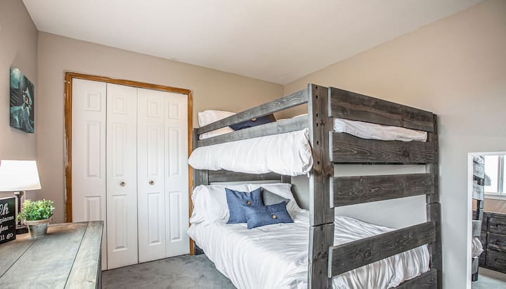 Na poschodí je plná poschodová posteľ. Toto je ideálna izba pre deti, ale je skvelá aj pre dospelých! Postele sú veľmi pohodlné!  

V noci má táto izba skvelý výhľad na mestské svetlá a útes cez cestu aj počas dňa. 